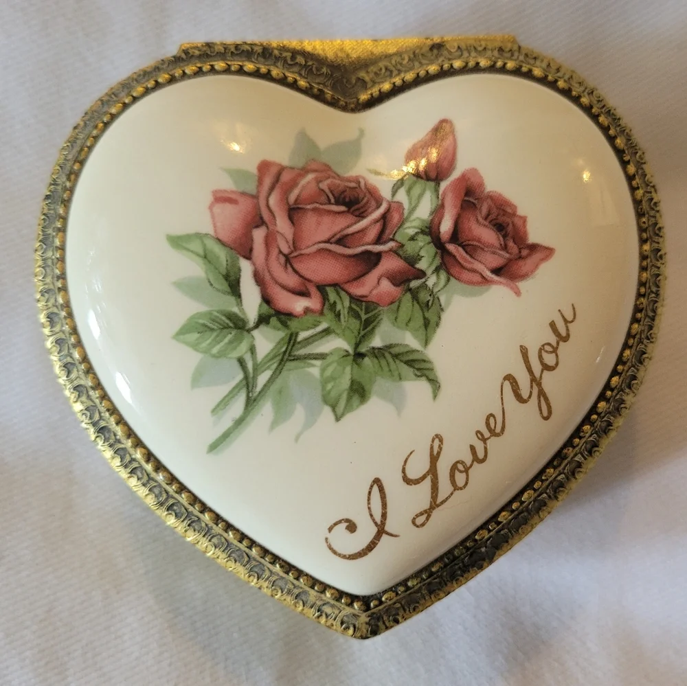 Vintage Sankyo Japan Heart-Shaped Trinket Music Box with Roses - Picture 1 of 8